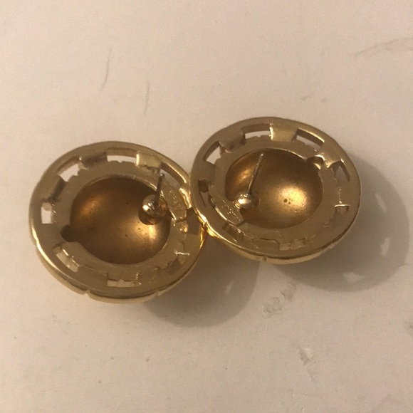 Trifari earrings gold tone button style pierced vintage - Picture 3 of 6